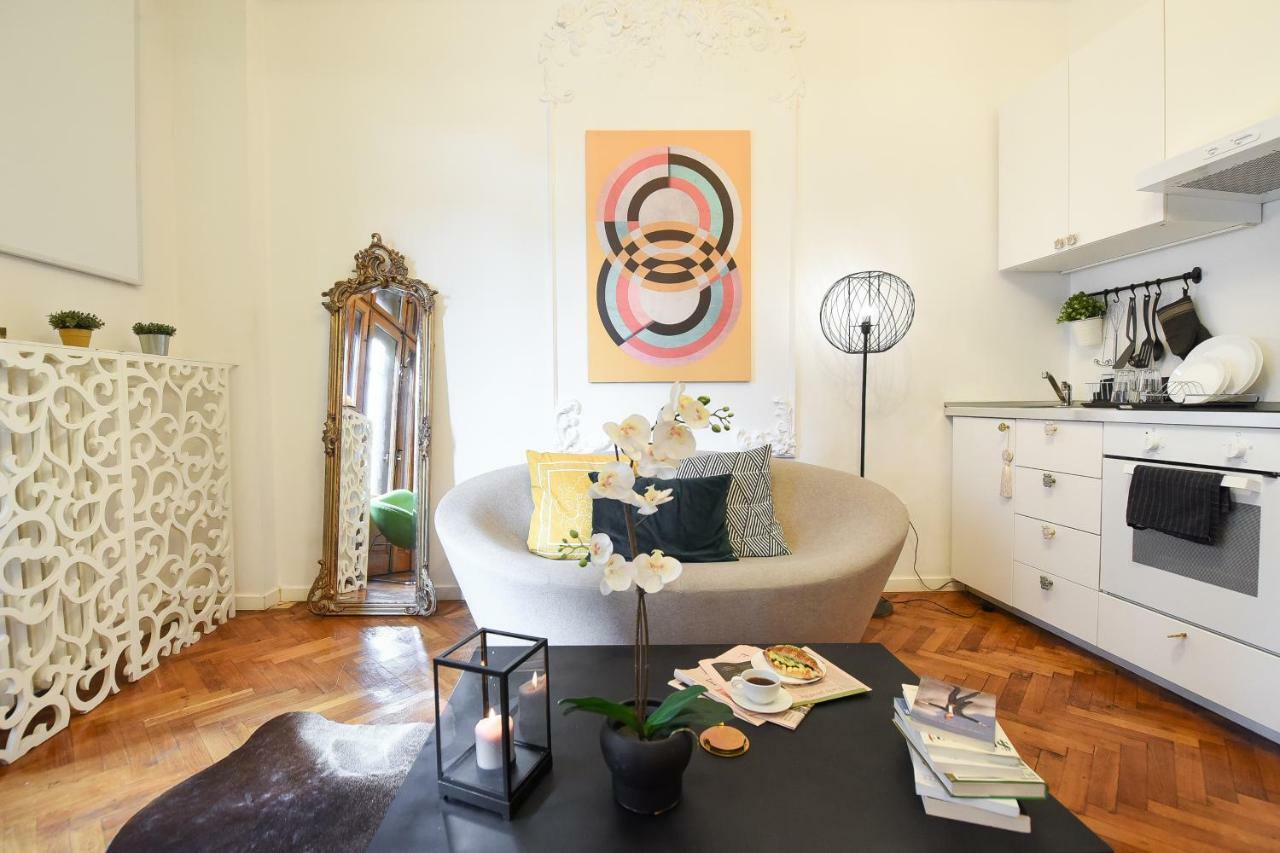 Love.Travel.Explore ♥️Apt W/ Balcony In Old Town Lägenhet Bukarest Exteriör bild