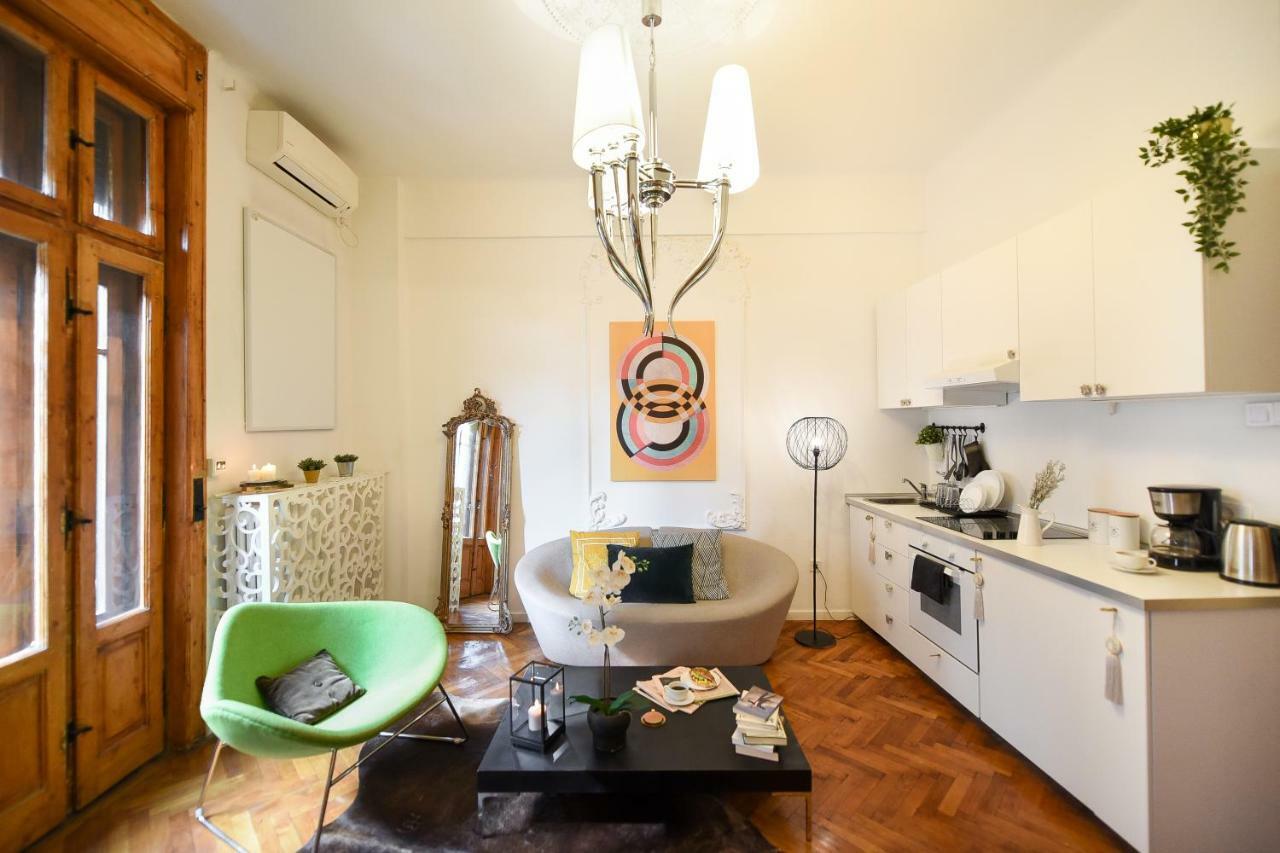 Love.Travel.Explore ♥️Apt W/ Balcony In Old Town Lägenhet Bukarest Exteriör bild